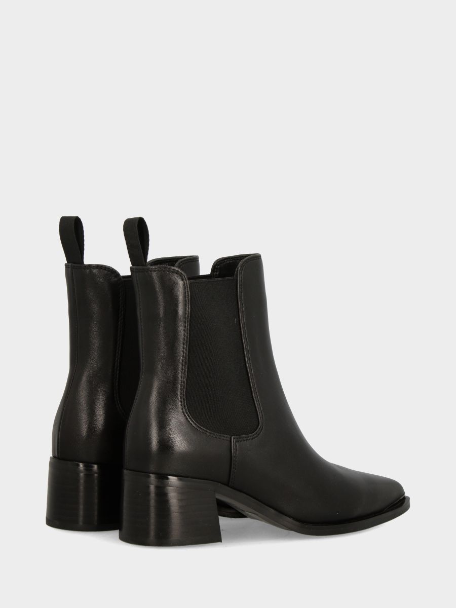 Beatles in vitello nero con puntalino metallico e tacco monoblocco