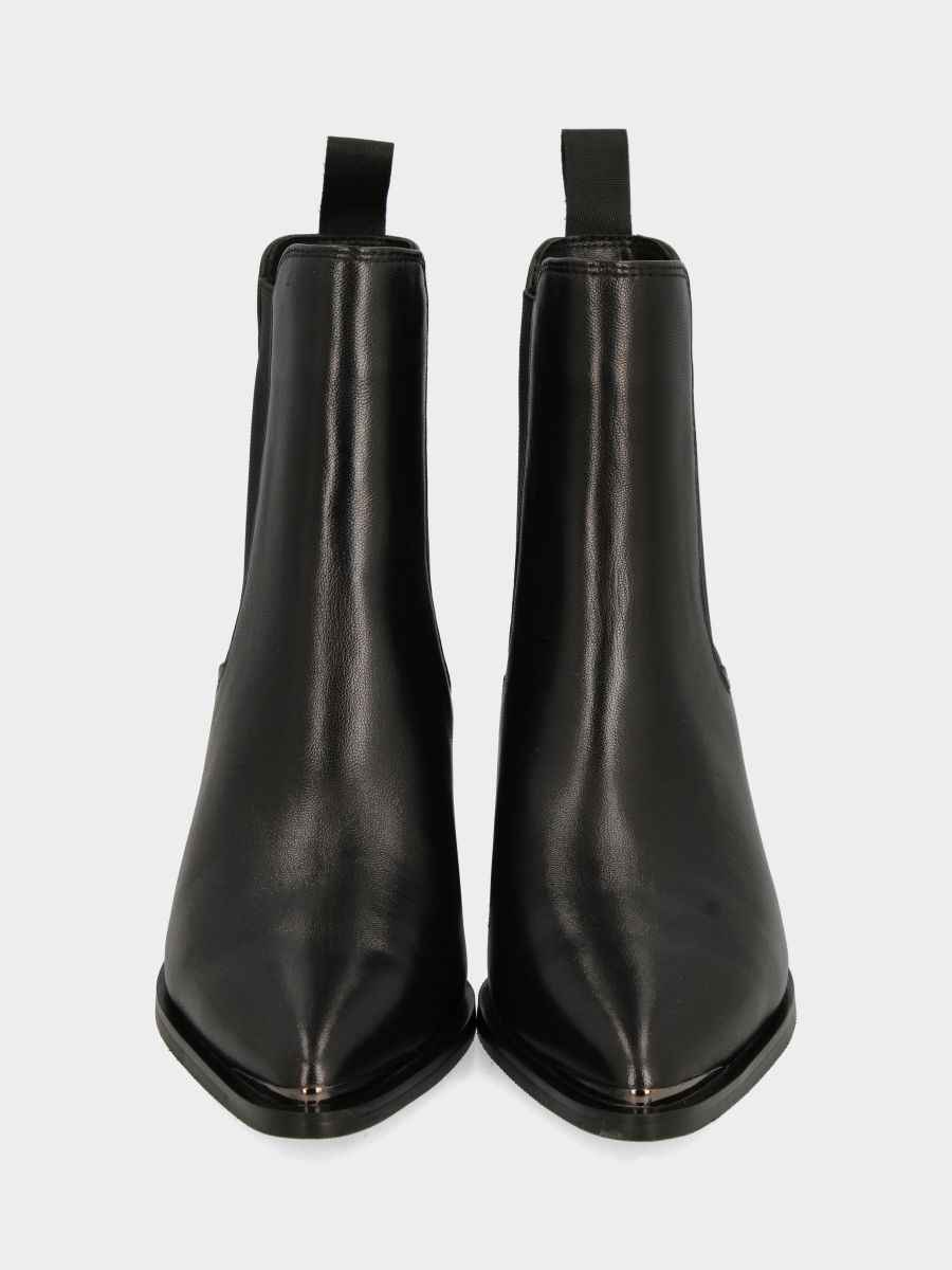 Beatles in vitello nero con puntalino metallico e tacco monoblocco