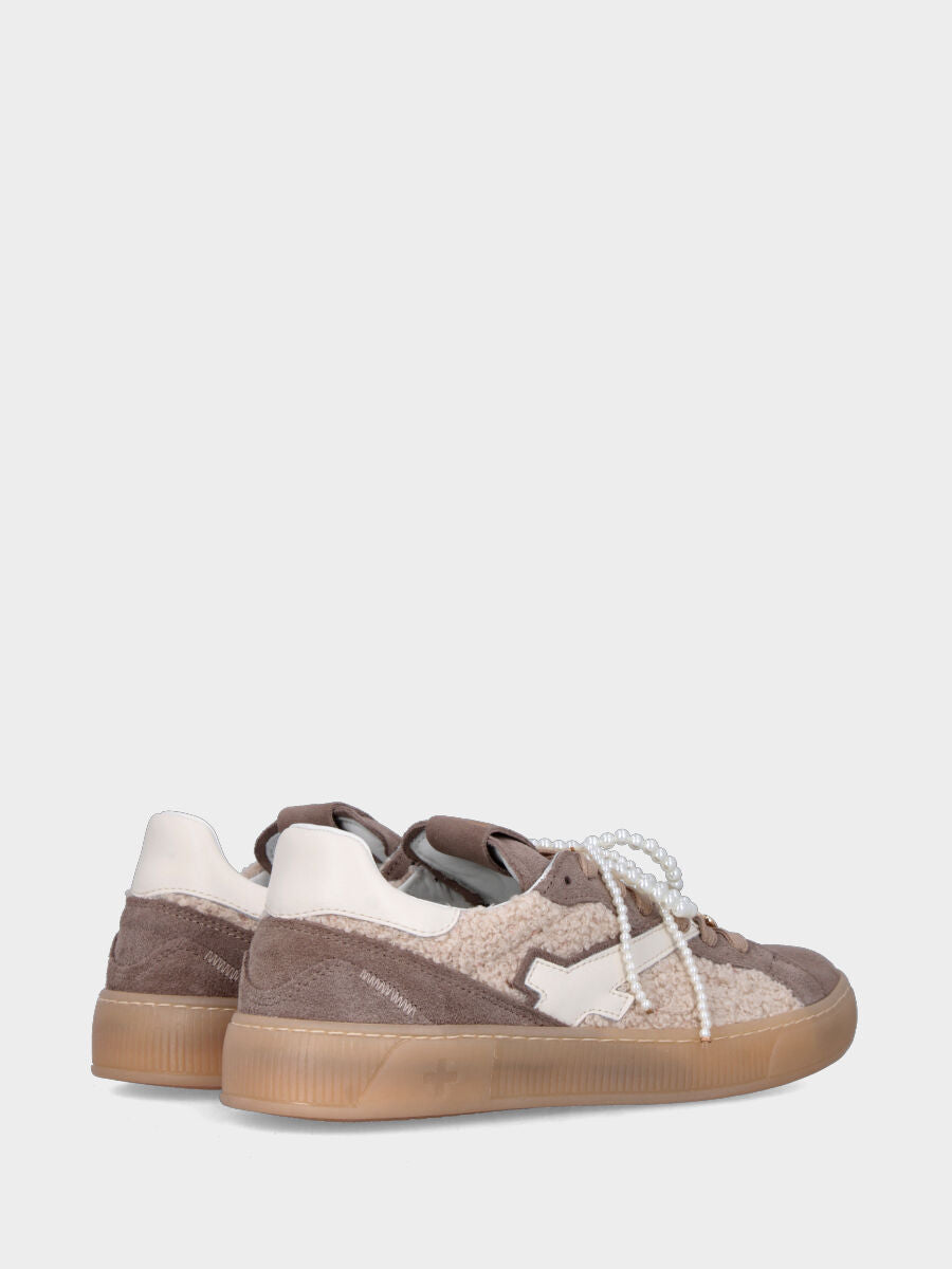 Sneaker in camoscio e astrakan beige con laccio infiocchettato