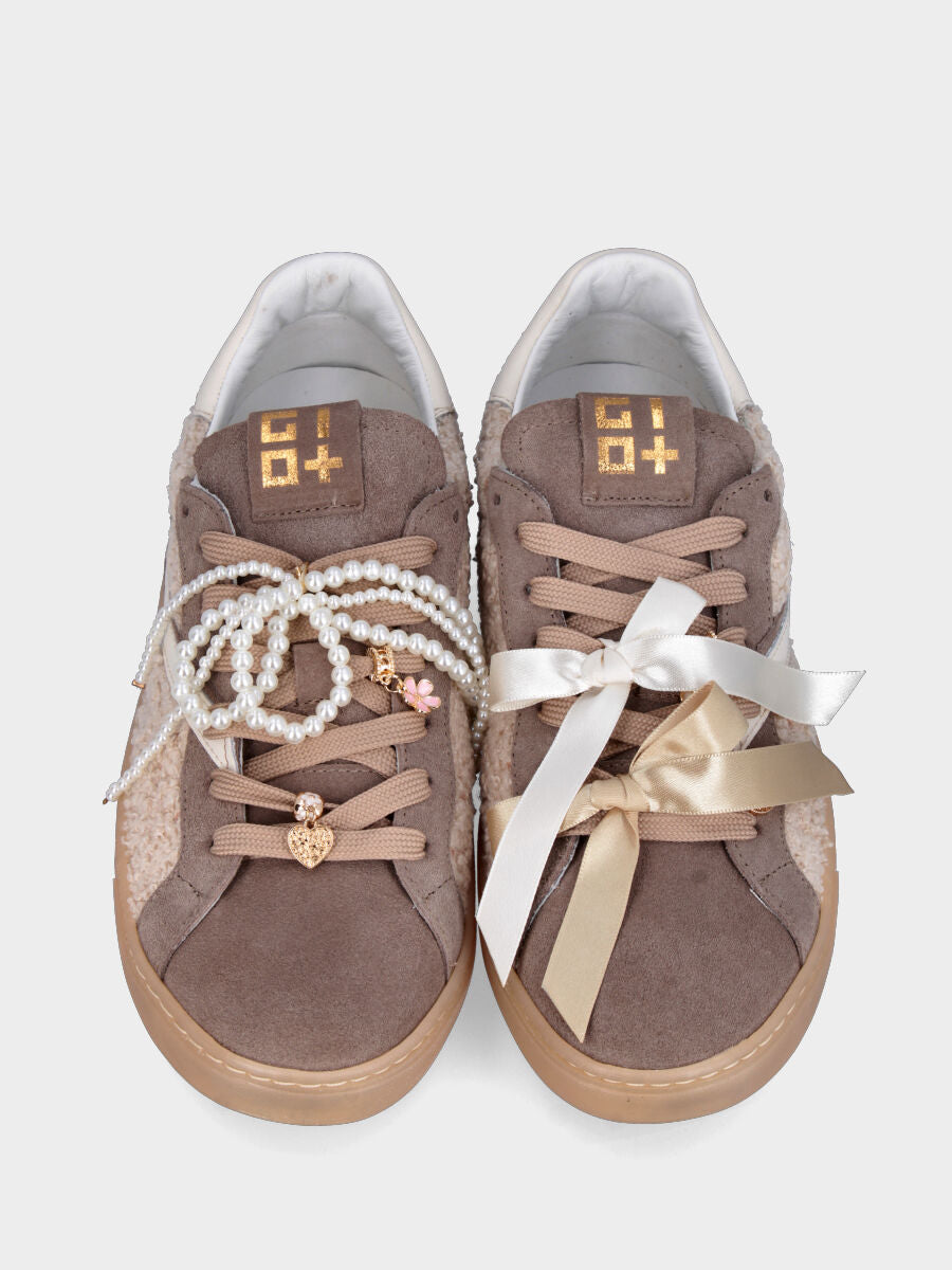Sneaker in camoscio e astrakan beige con laccio infiocchettato