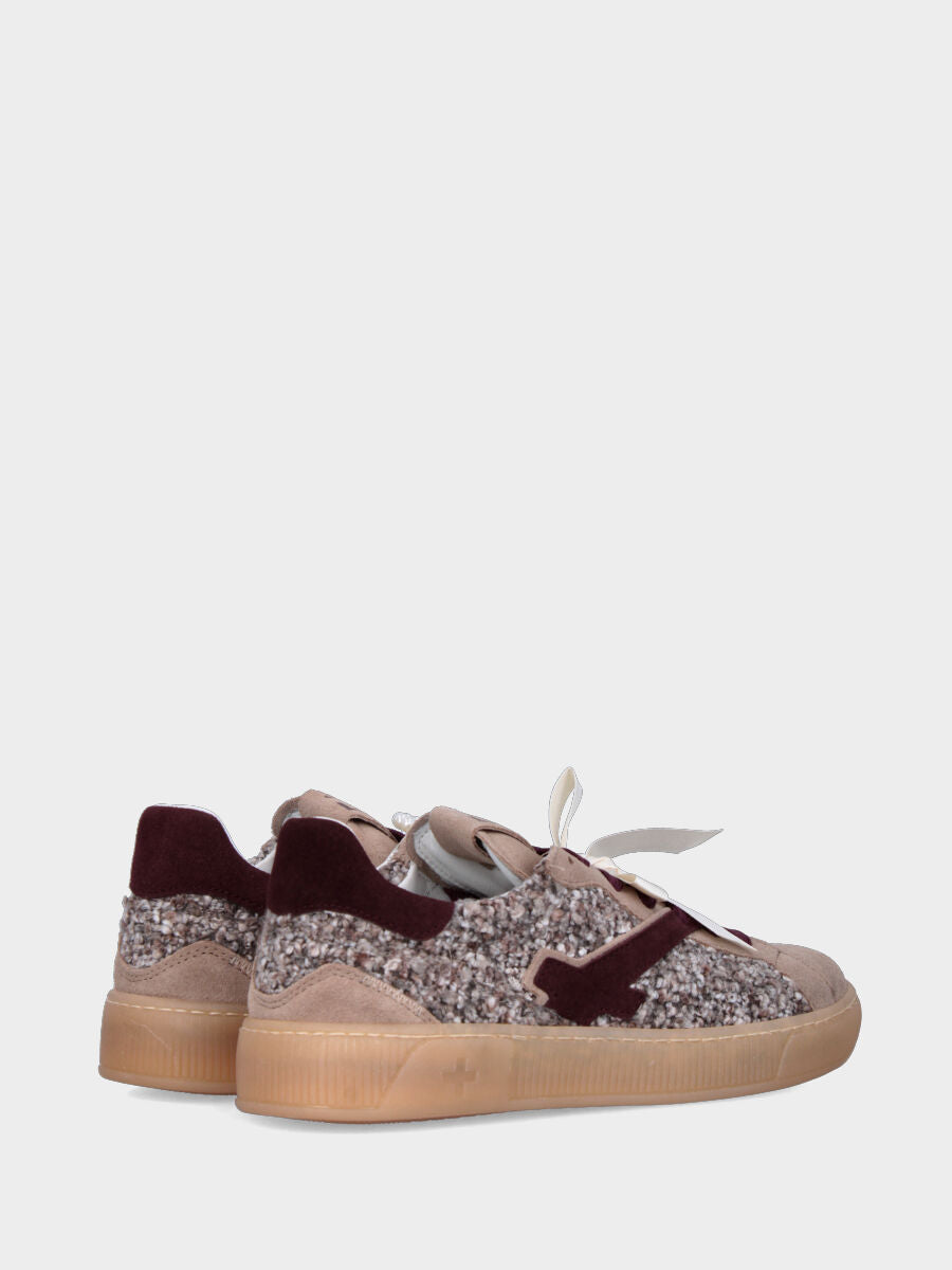 Sneaker in camoscio e bouclé multicolore con laccio di perle e suola in gomma