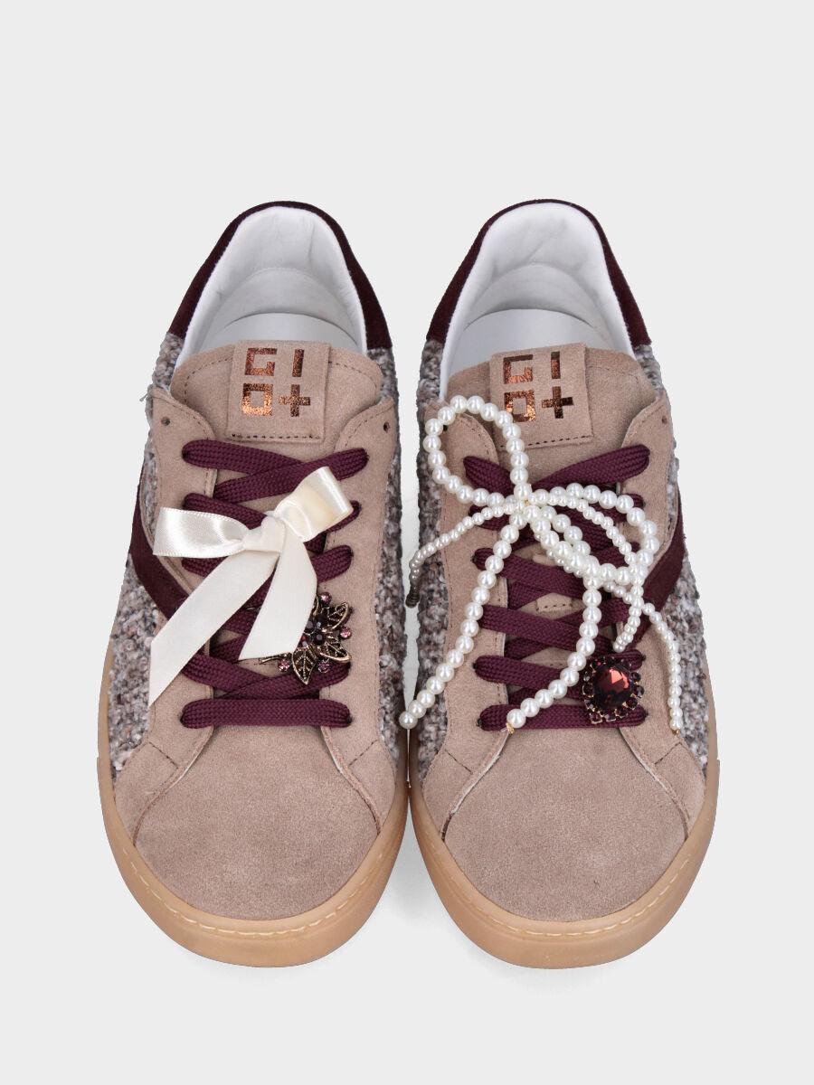 Sneaker in camoscio e bouclé multicolore con laccio di perle e suola in gomma