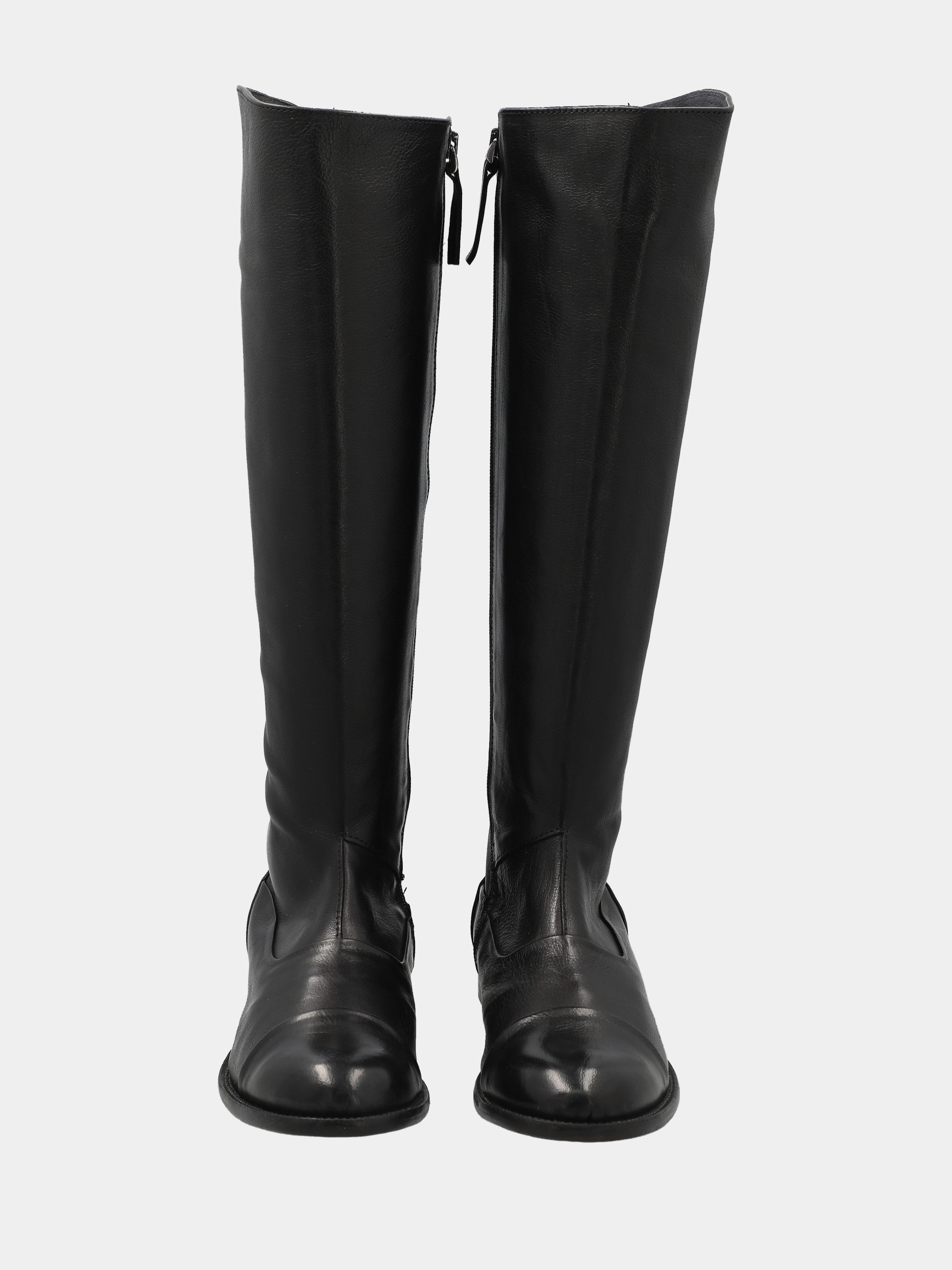 Stivale in vitello nero con puntale e tomaia e sperone cuciti