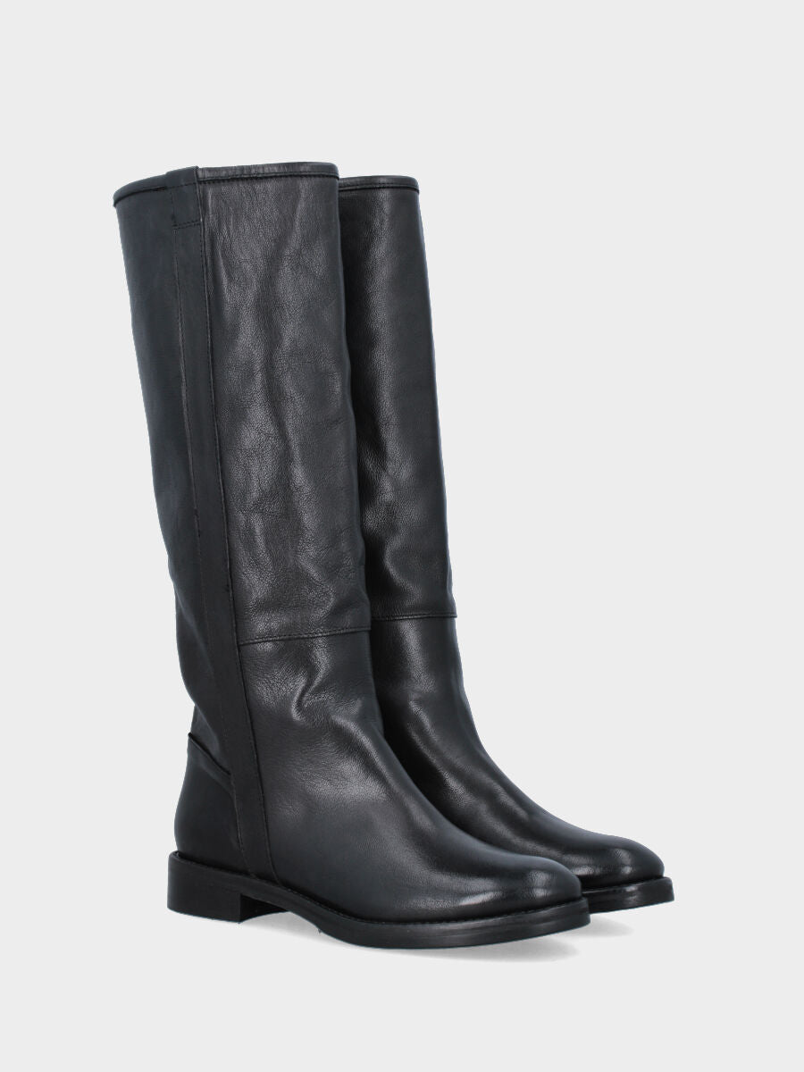 Stivale in vitello nero con fascetta laterale e suola in cuoio e gomma