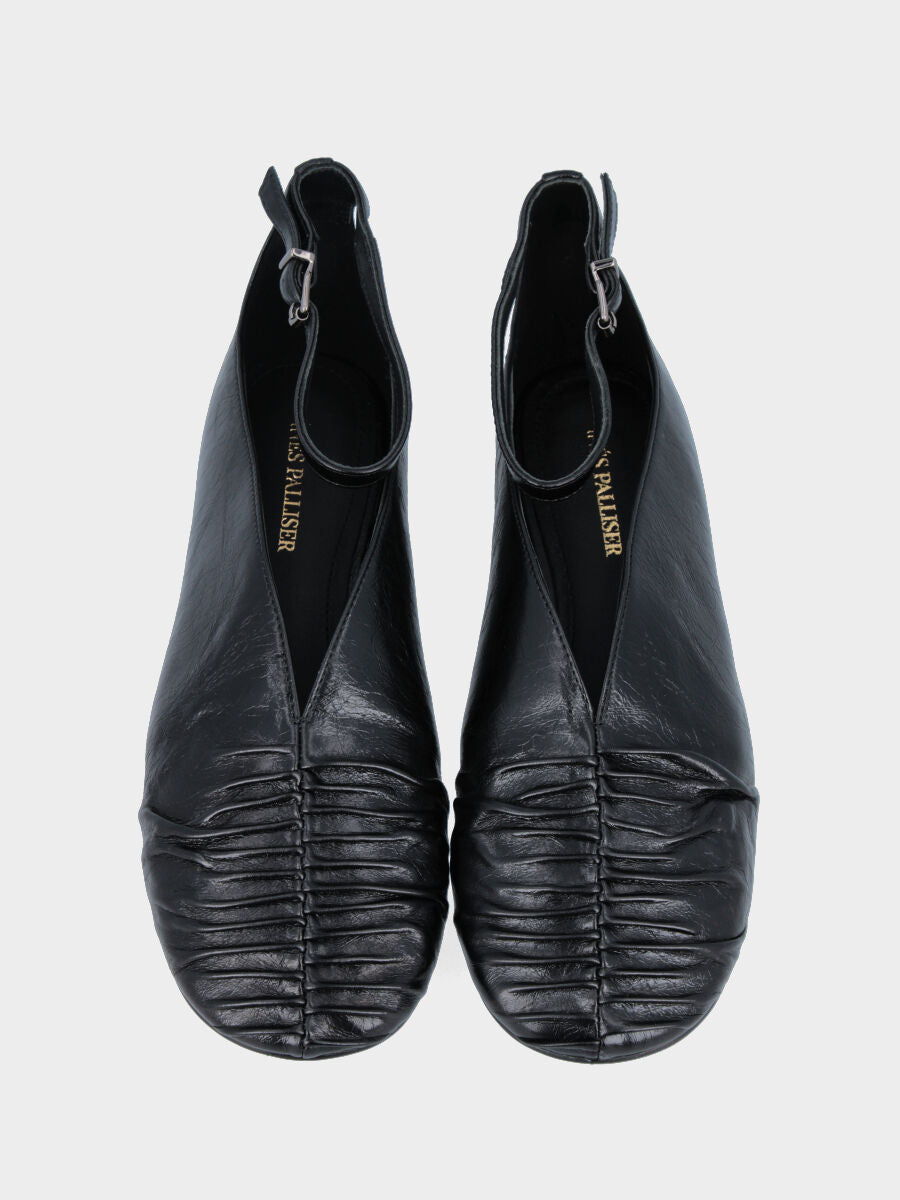 Ballerina in naplak nero con cinturino e arricciature in punta