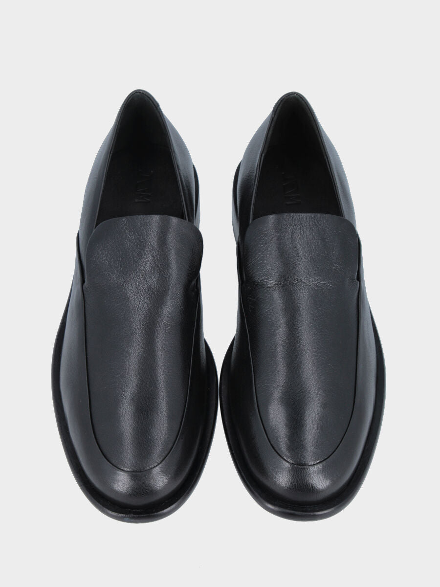 Mocassino a pantofola in nappa nera con vaschetta ripiegata e cuciture rivoltate