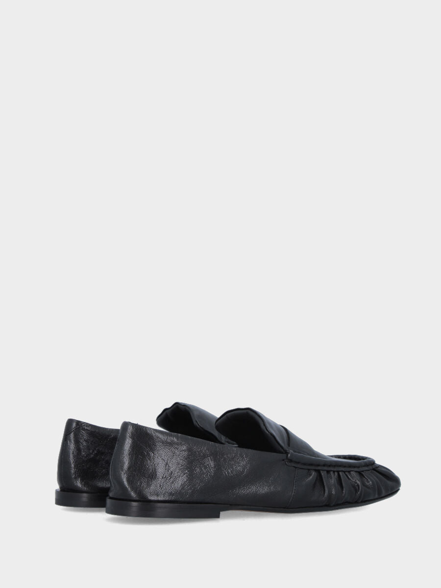 Mocassino in nappa nera con arricciature e punta quadrata