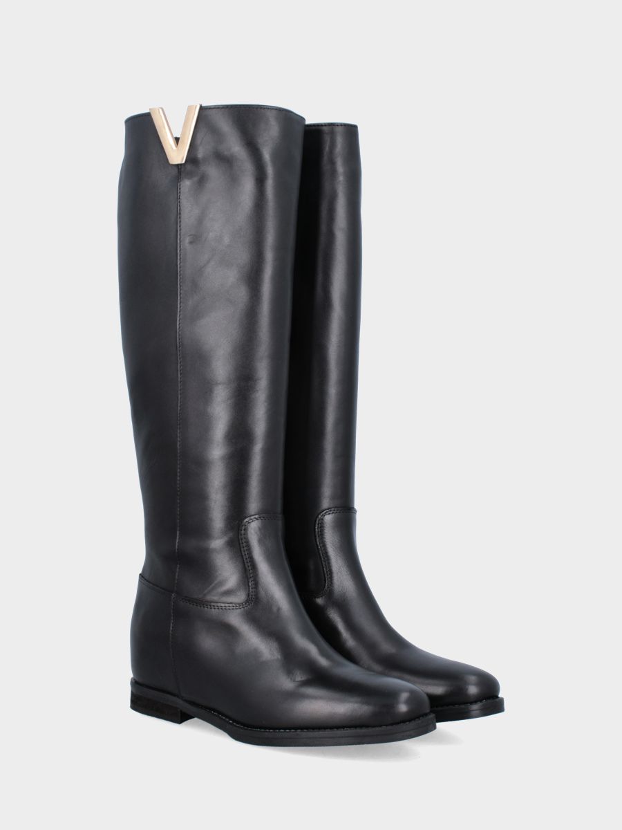 Stivale in vitello nero con zeppa interna e accessorio metallico