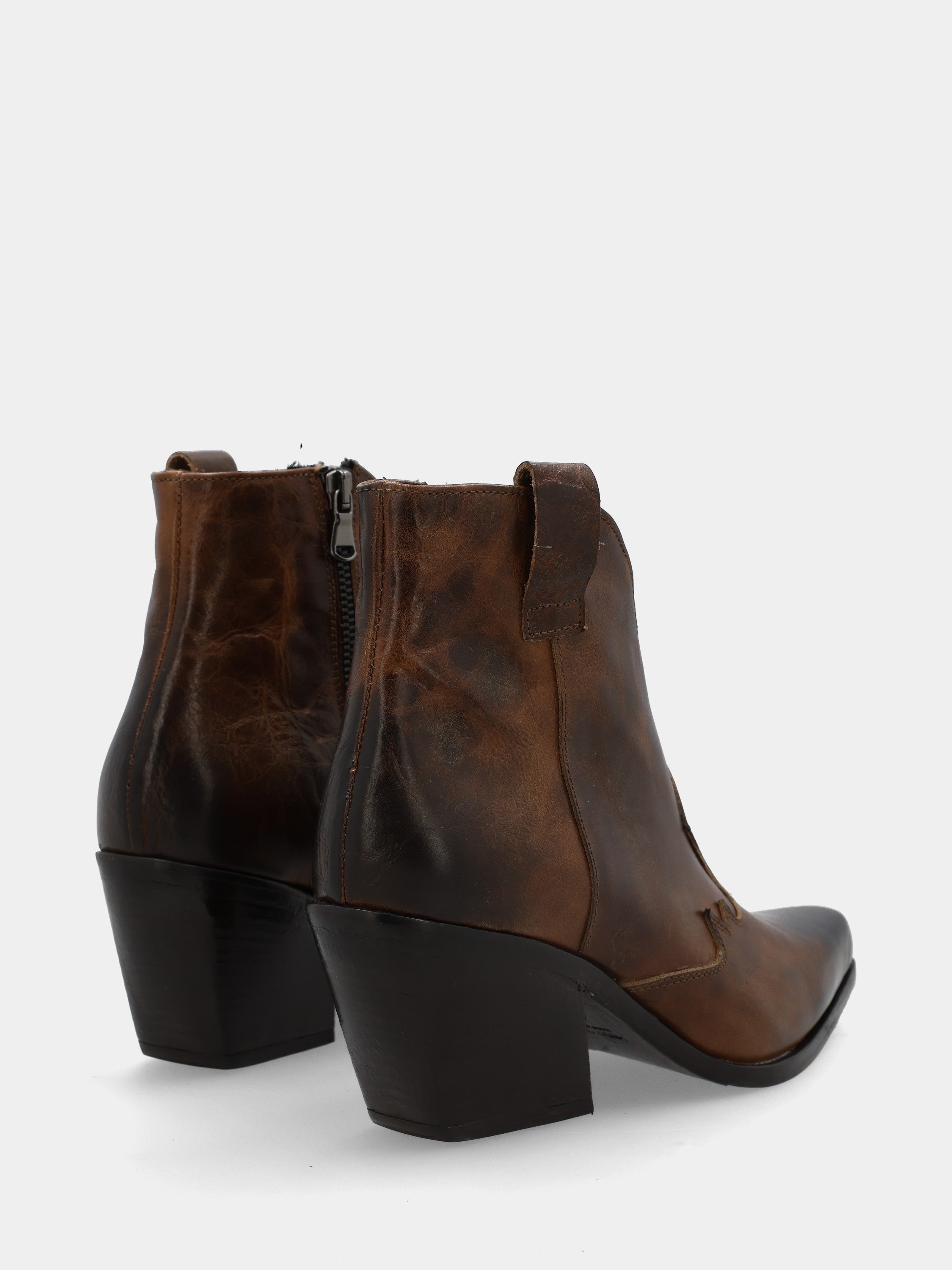 Sandalo monoblocco in vitello rosso con fascia ripiegata