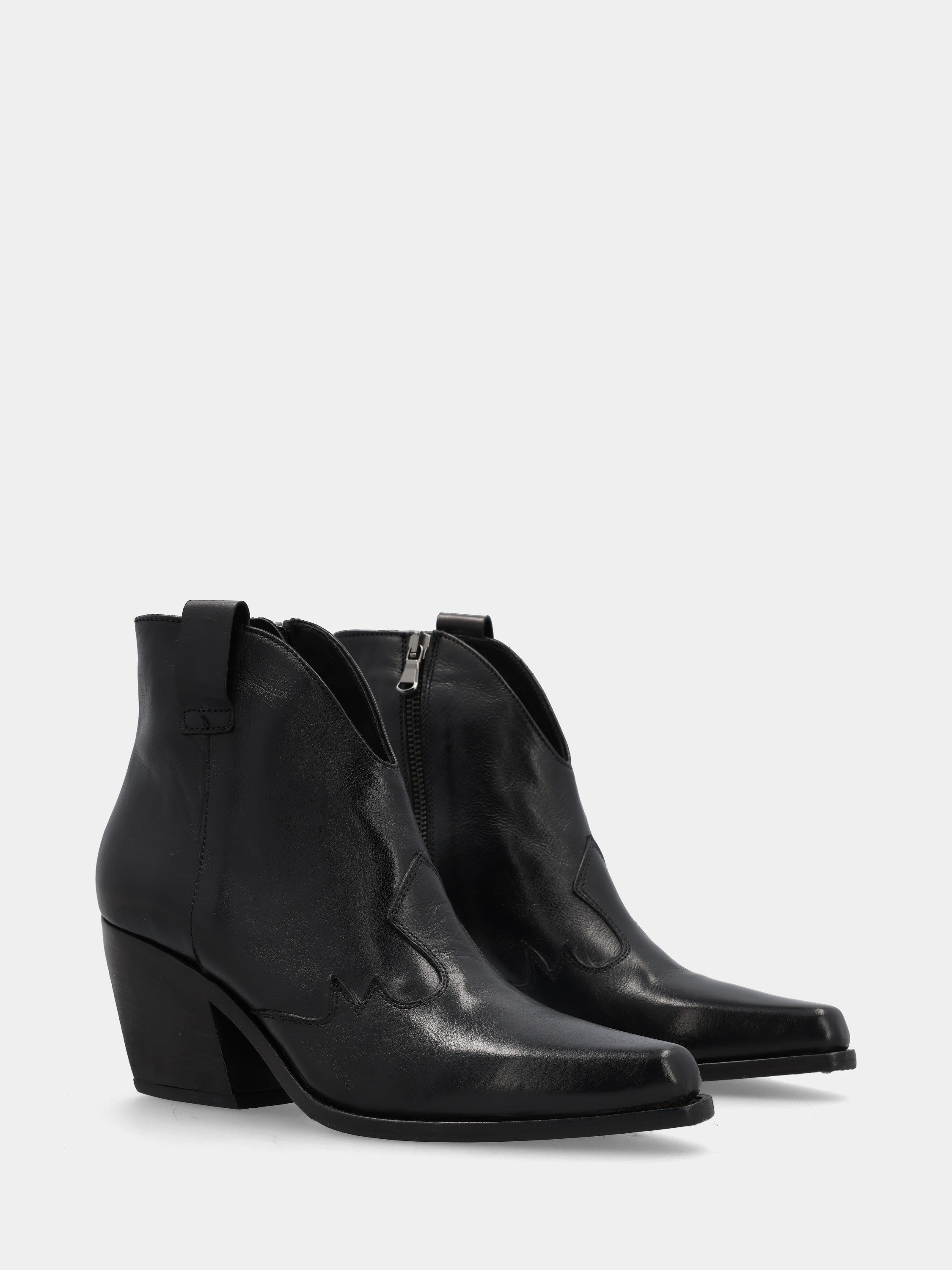 Bottines western en veau noir avec embout brûlé