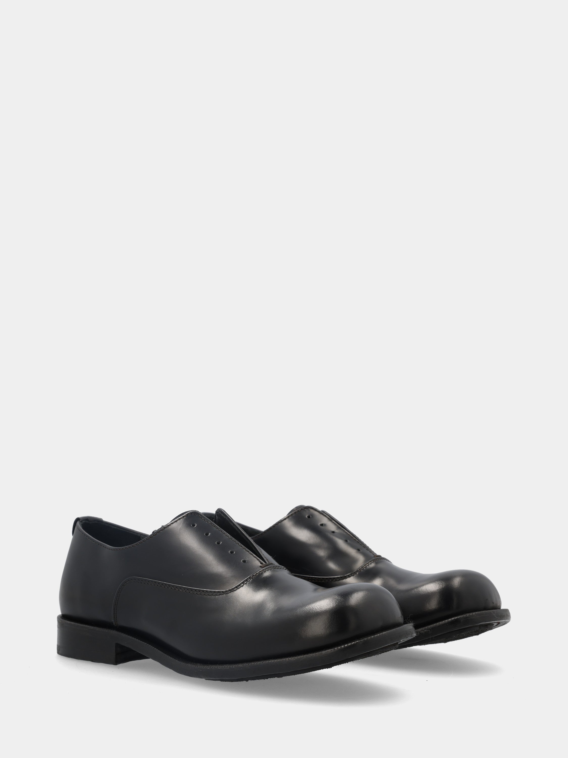 Derby en cuir de veau poncé noir avec semelle mixte cuir et caoutchouc
