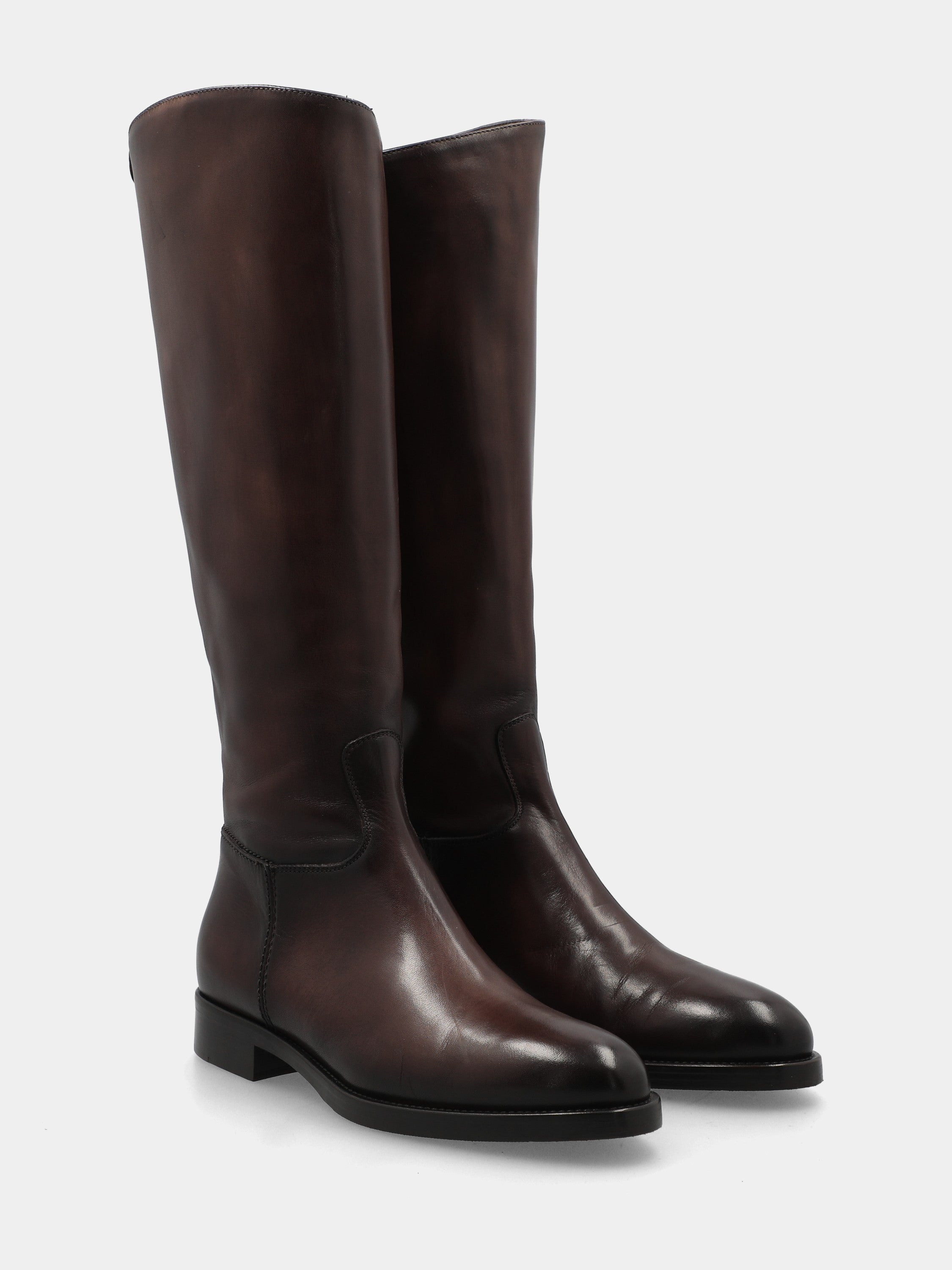 Sandalo monoblocco in vitello rosso con fascia ripiegata