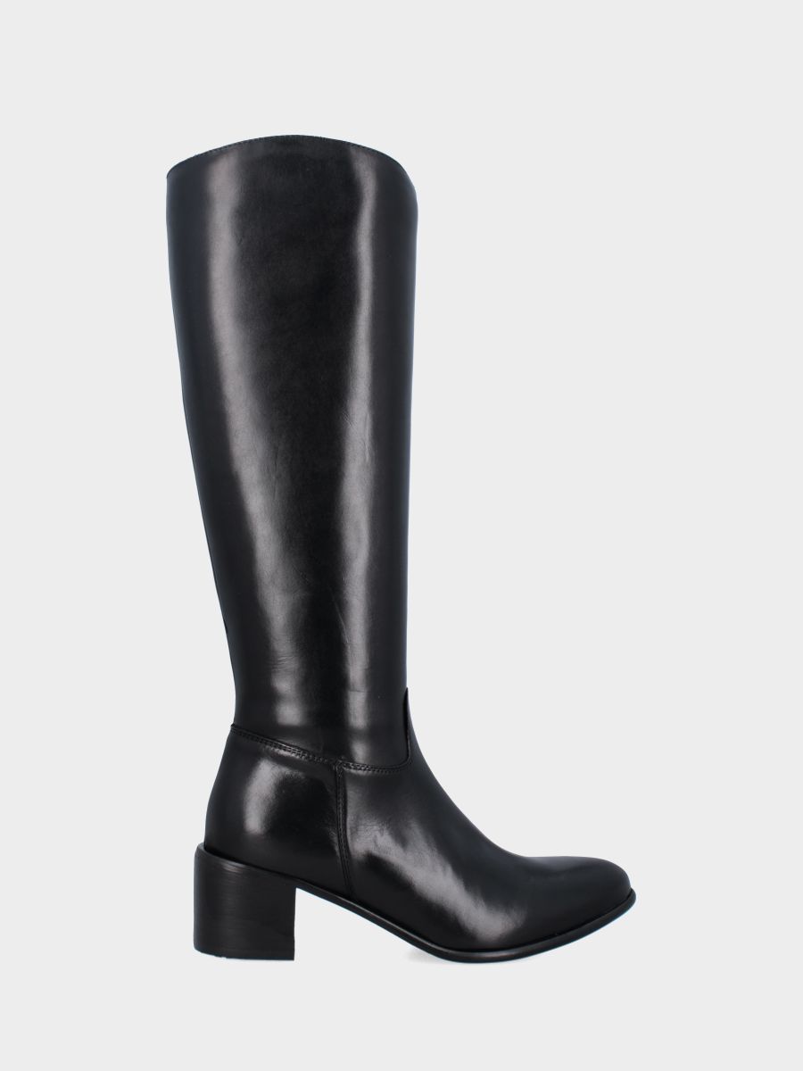 Black calfskin boot with monobloc and tapered toe