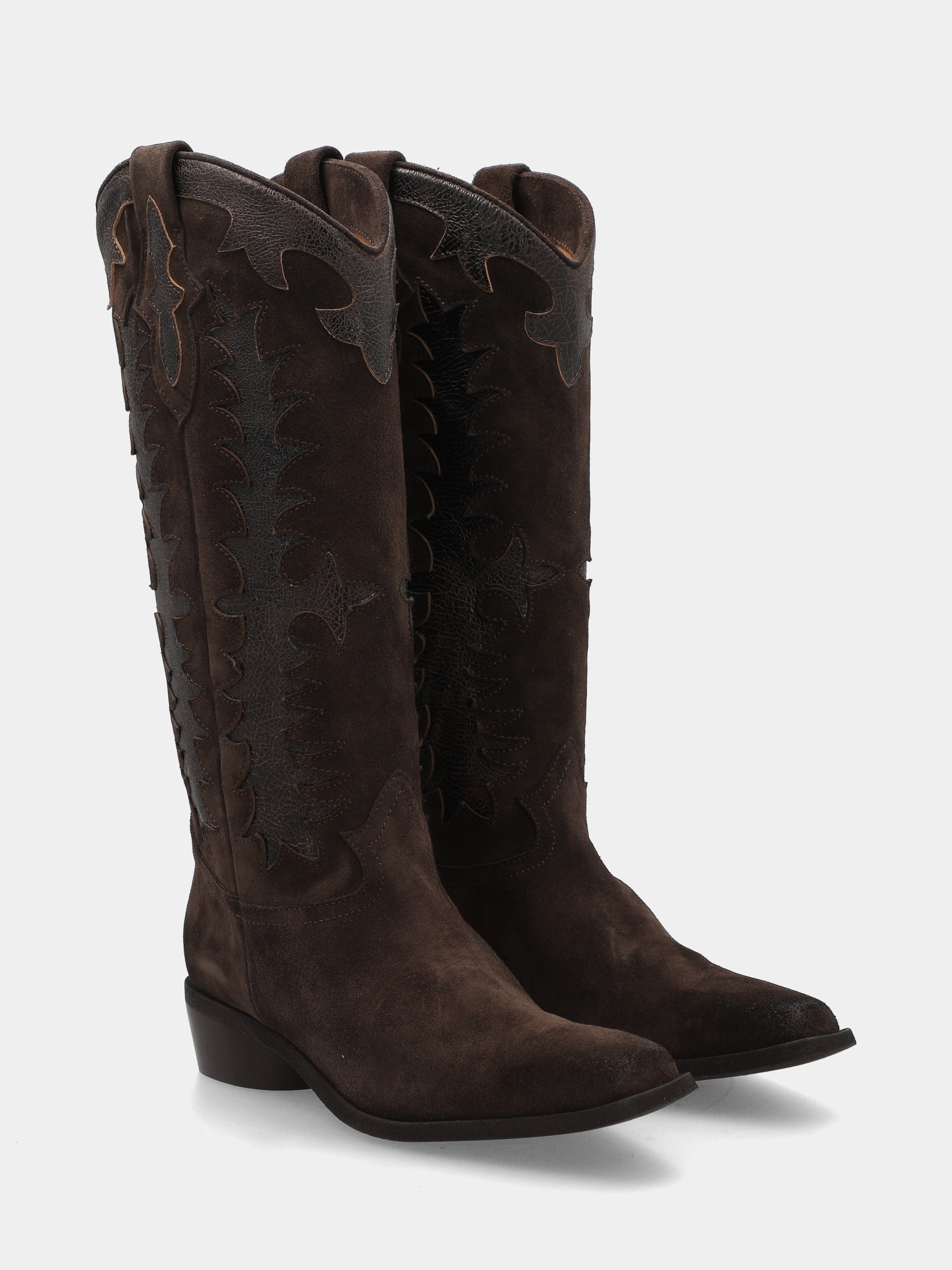 Bottes western en croûte de veau marron avec ornements découpés en forme de lys