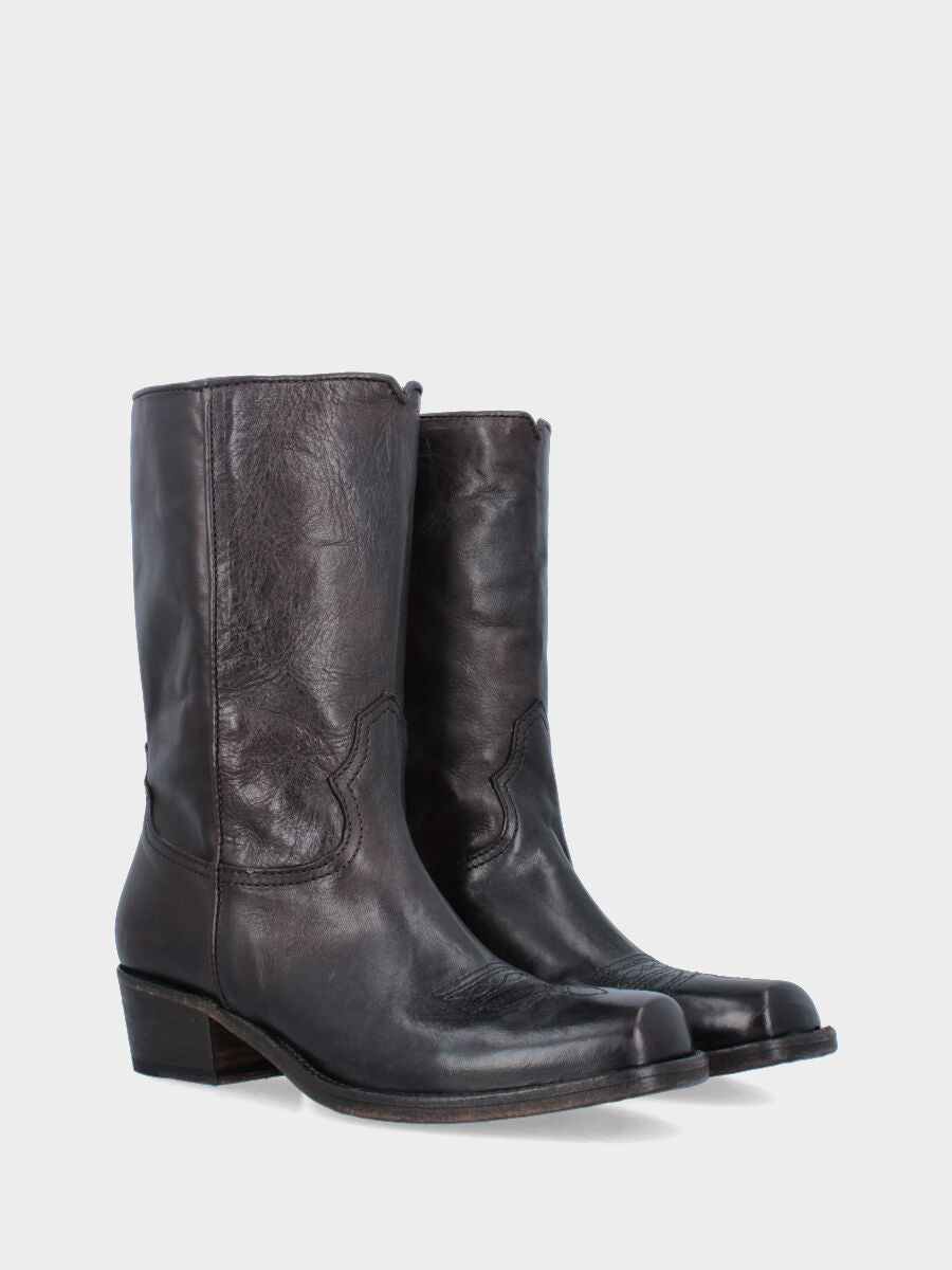 Camperos a stivale in vitello testa di moro con ricamo in punta e tacco monoblocco