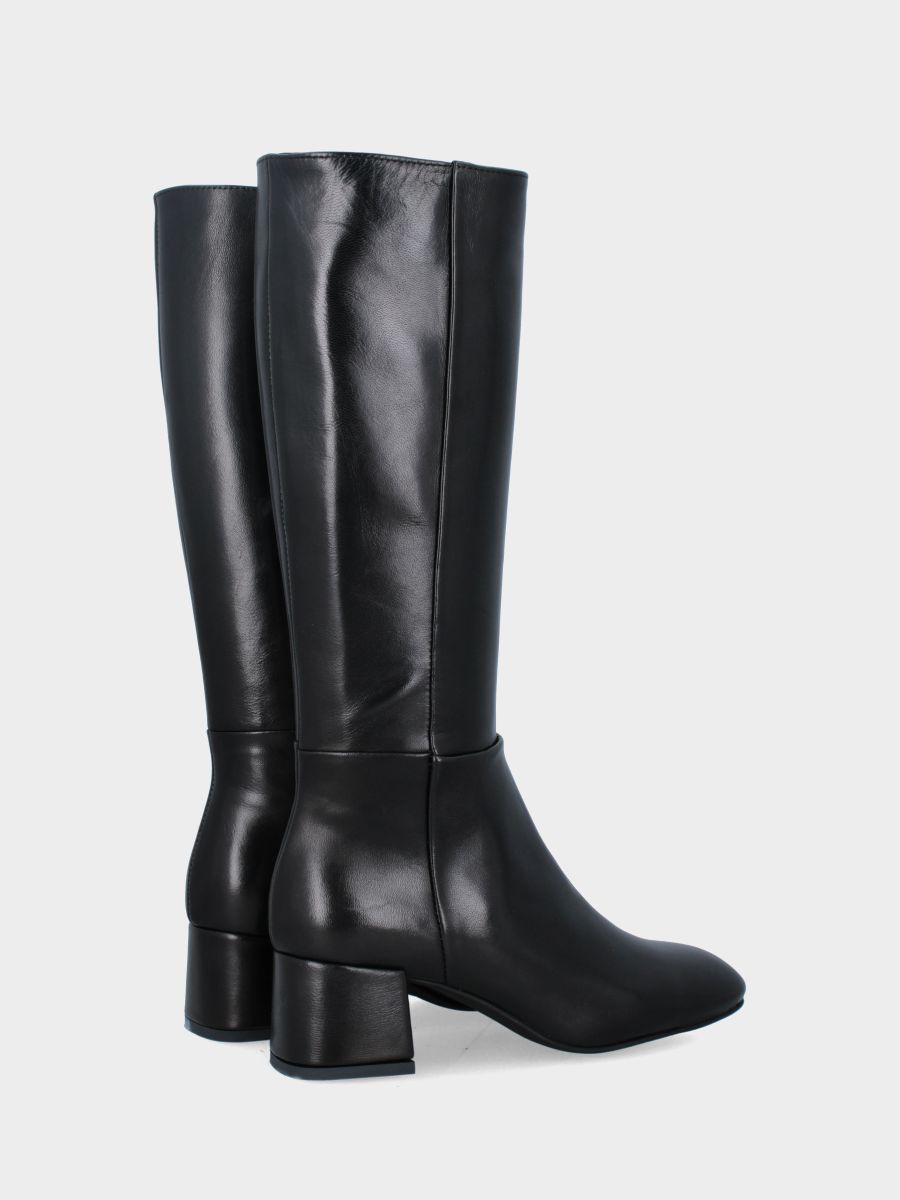 Stivale in nappa nera con punta quadrata stondata e cerniera laterale