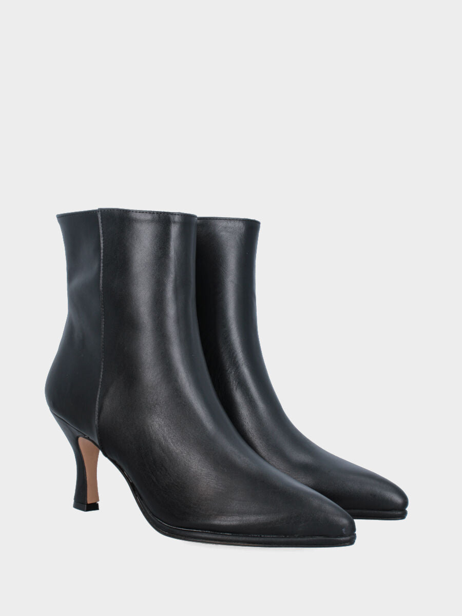 Bottine en nappa noire avec talon en forme de calice et plateau discret