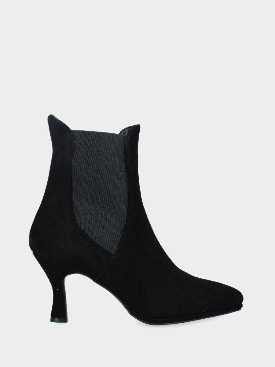 Beatles en suède noir avec talon en forme de calice et plateau
