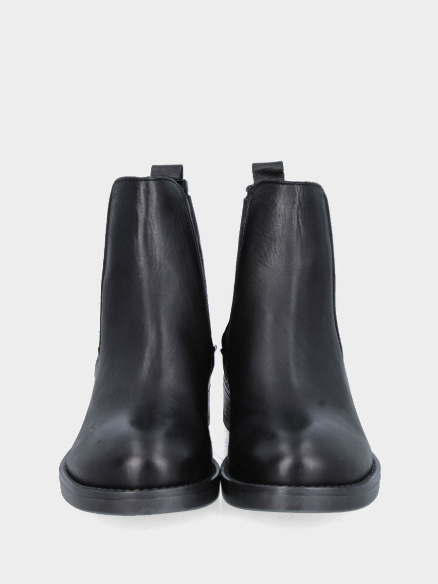 Beatles in vitello nero con tacco basso monoblocco