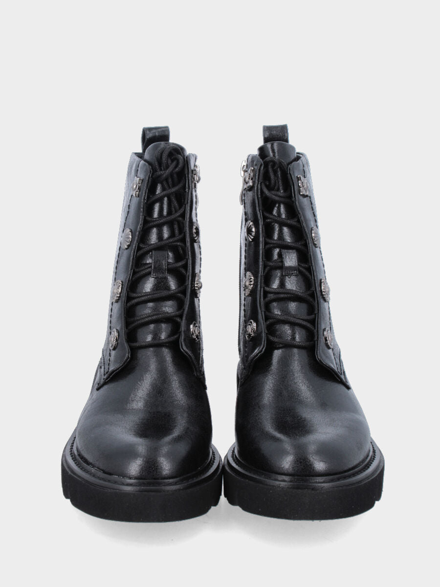 Polacchino in vitello nero con bottoni metallici e platform
