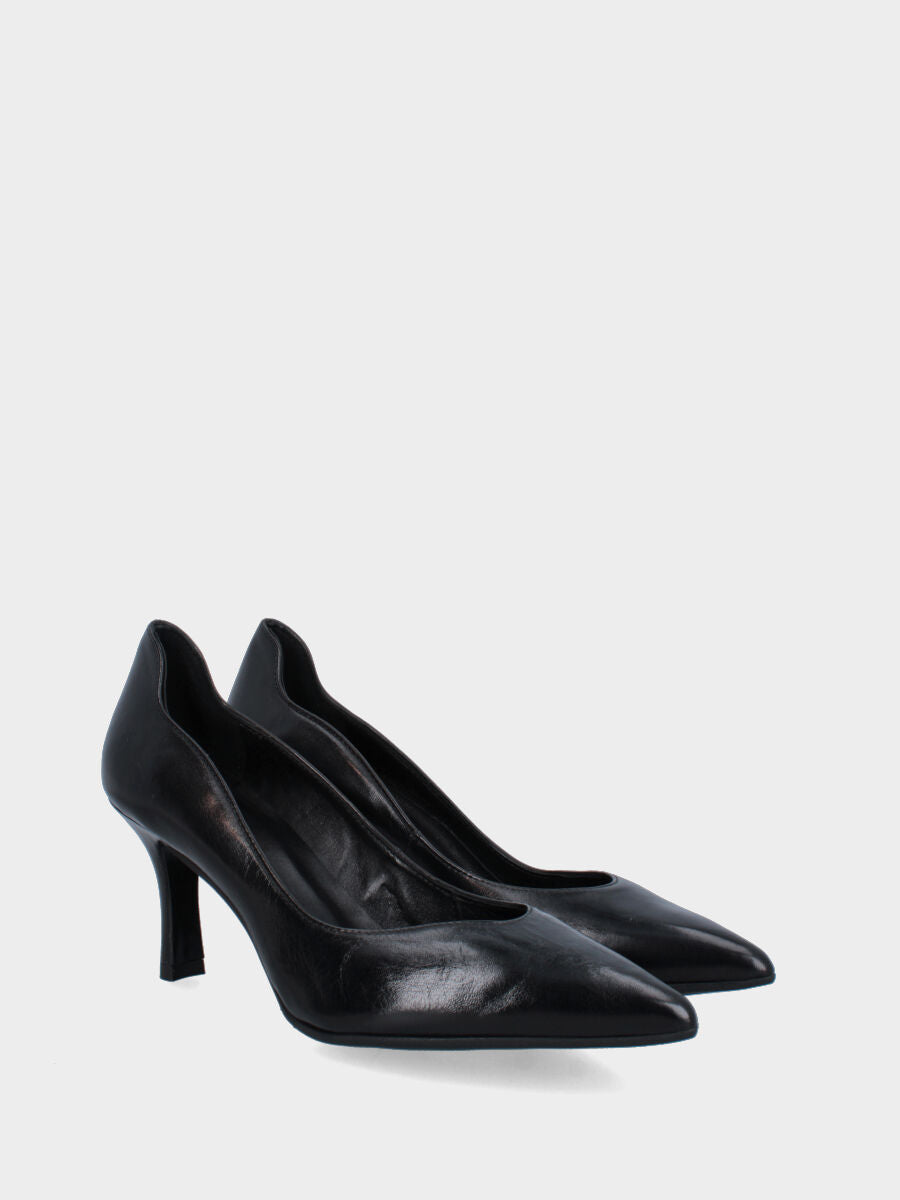 Décolleté in vitello nero con tacco a calice e scollo ondulato