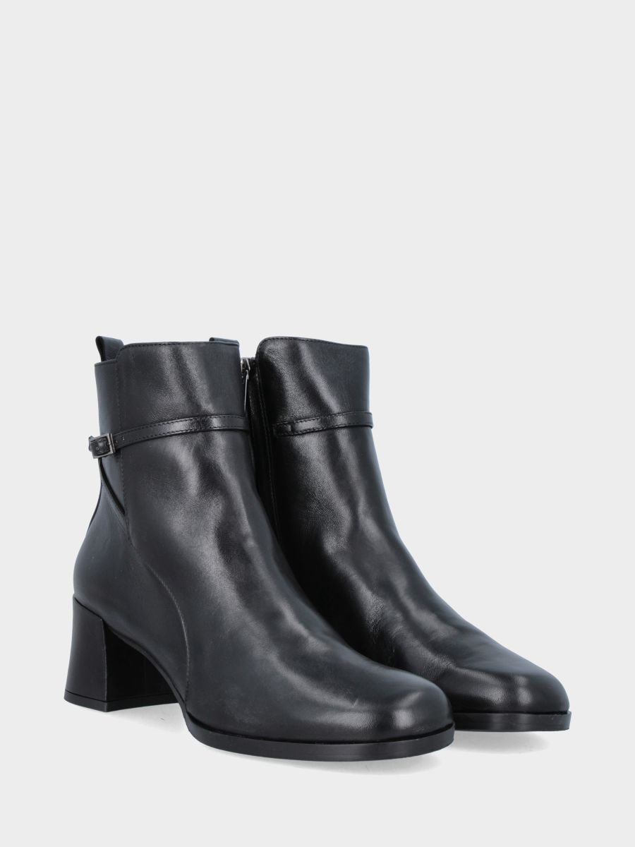 Stivaletto in vitello nero con cinturino e tacco blocco