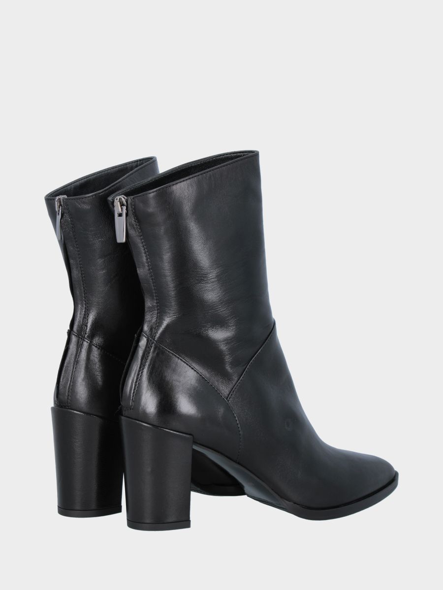 Stivaletto in vitello nero con cerniera posteriore e tacco a blocco