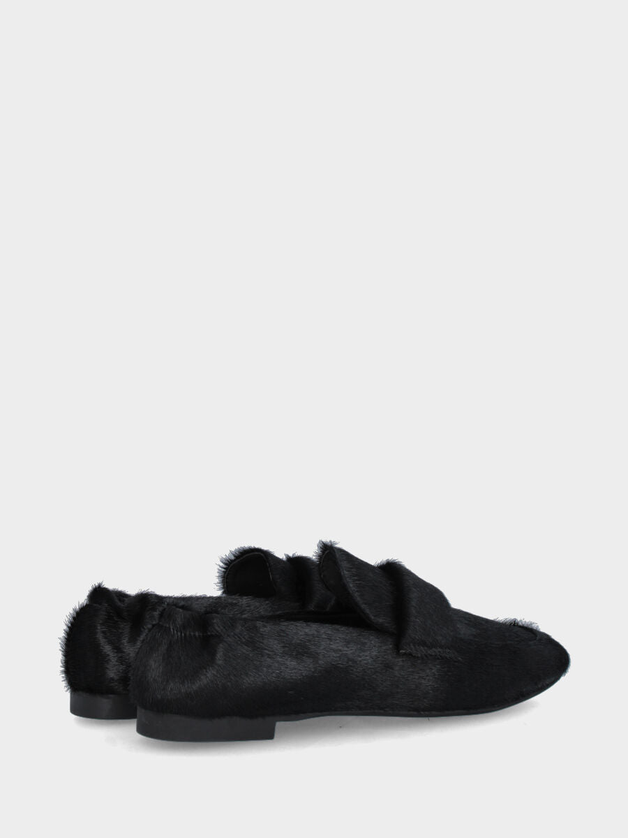 Mocassino in cavallino nero con punta quadrata e lavorazione a sacchetto