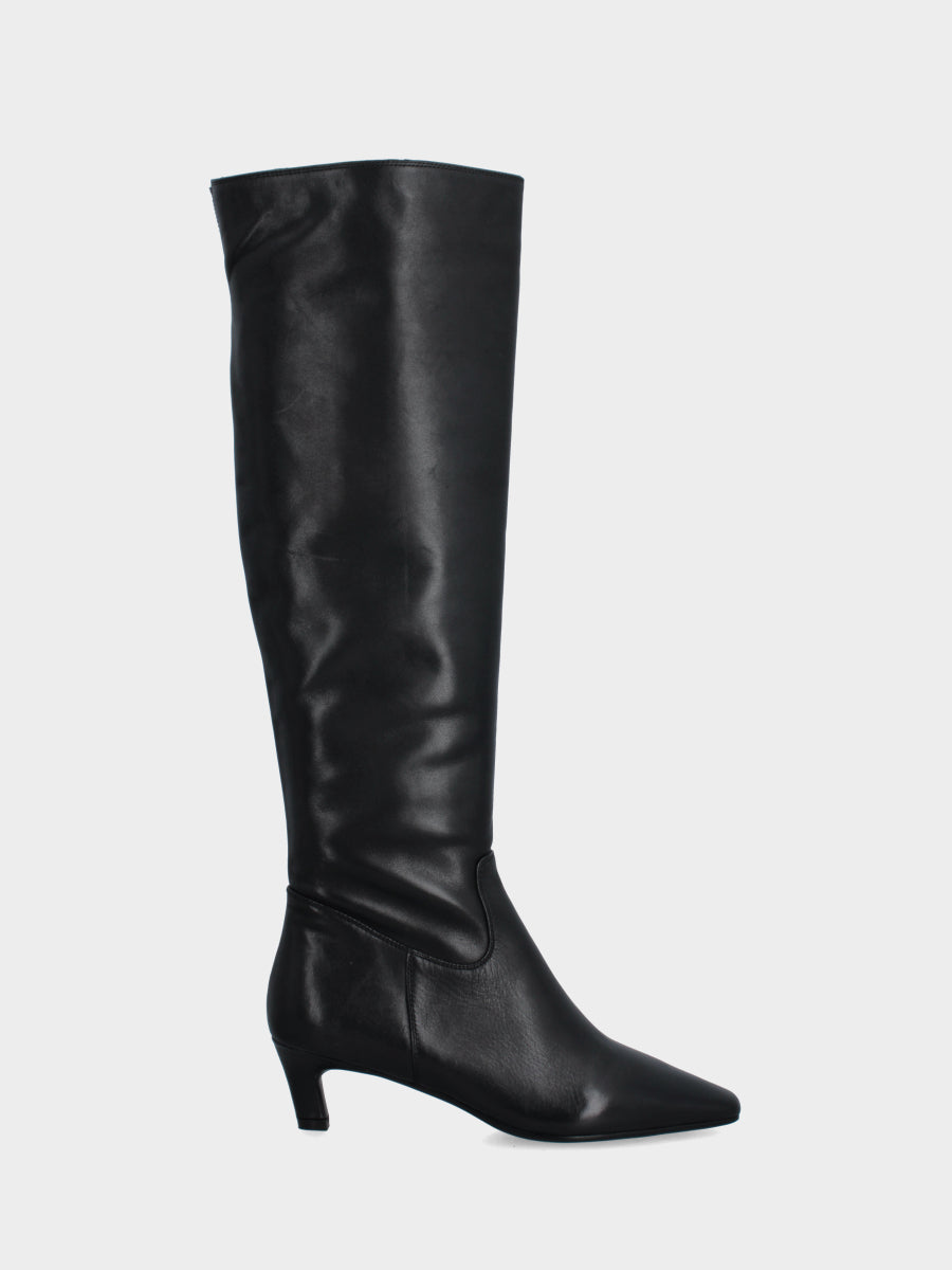 Stiefel aus schwarzem Nappaleder mit Pfennigabsatz und kniehohem Schaft