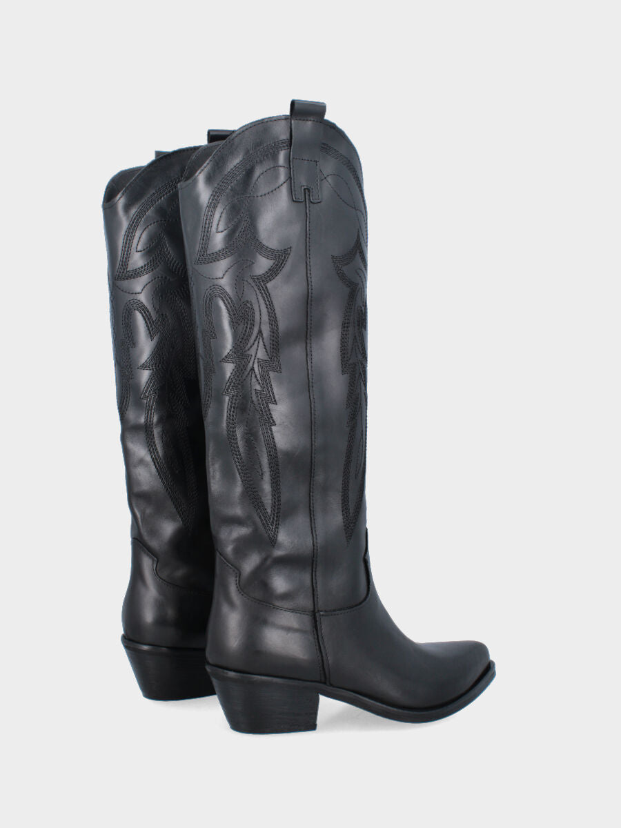 Camperos in vitello nero con ricami sul gambale a tubo