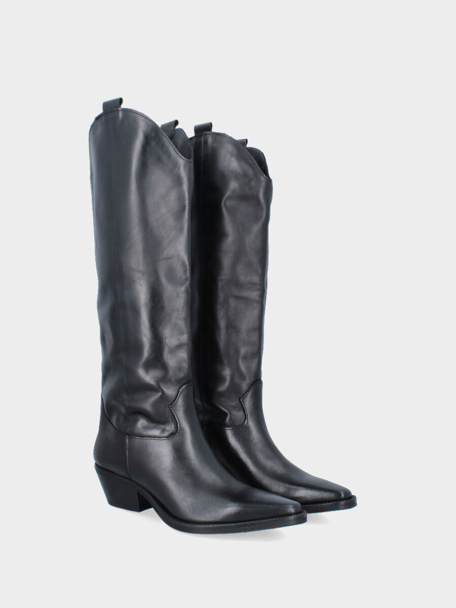 Camperos in vitello nero con punta quadratina e tacco medio