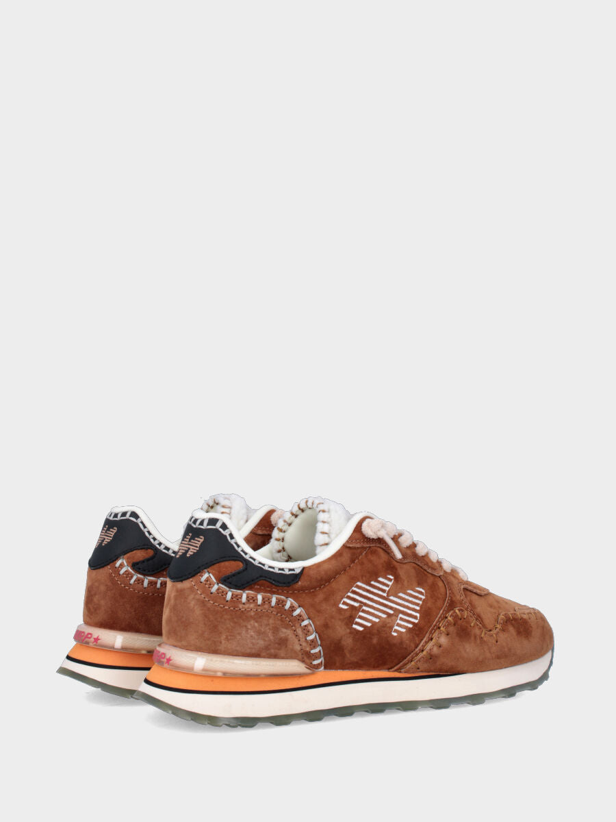Sneaker in camoscio color cuoio dal design essenziale e chic