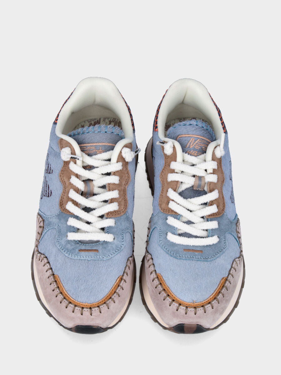 Sneaker in camoscio celeste e finiture multicolor