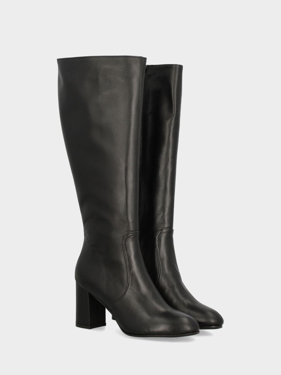 Stivale in nappa nera con tacco largo e cerniera laterale