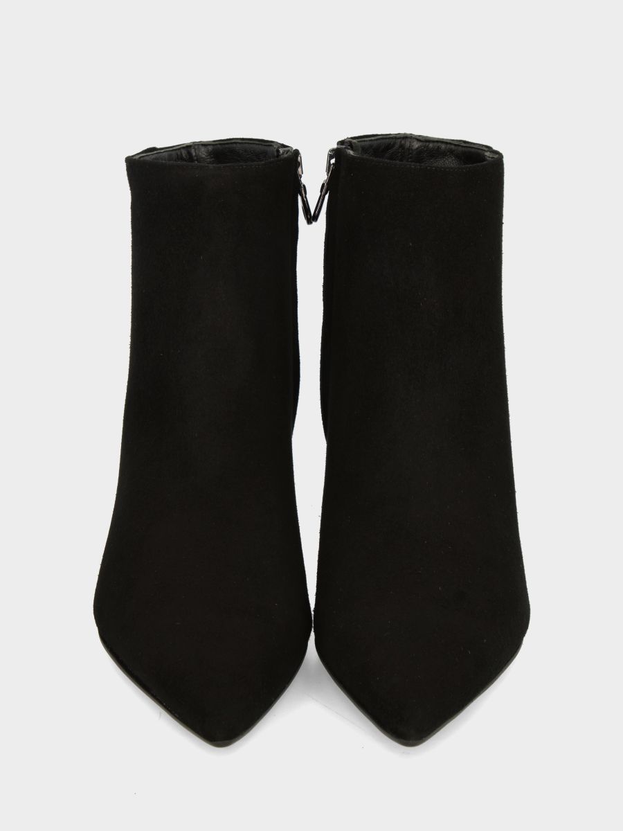 Stivaletto in camoscio nero con tacco a calice e punta sfilata