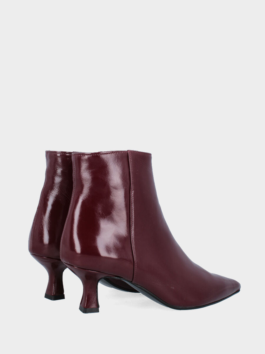 Stivaletto in verlux bordeaux con tacco a calice e punta sfilata