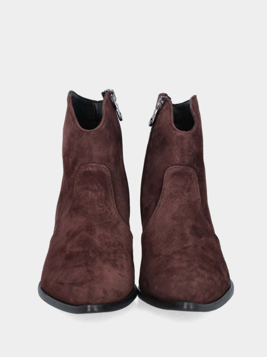 Stivaletto in camoscio testa di moro con scollo stondato e punta affusolata