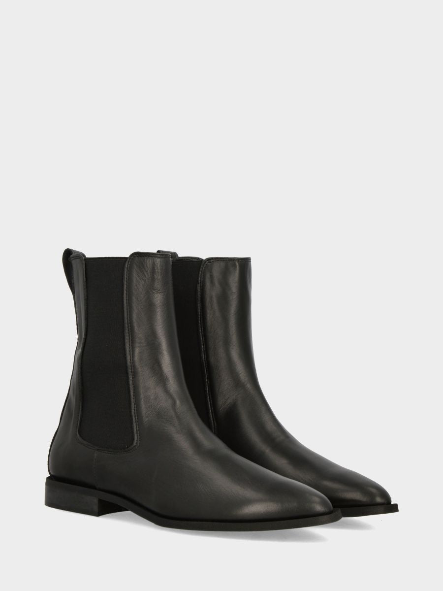 Beatles in vitello nero con punta affusolata e tacco basso