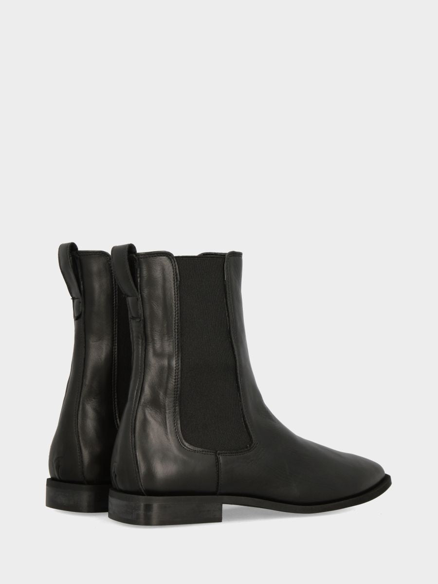 Beatles in vitello nero con punta affusolata e tacco basso