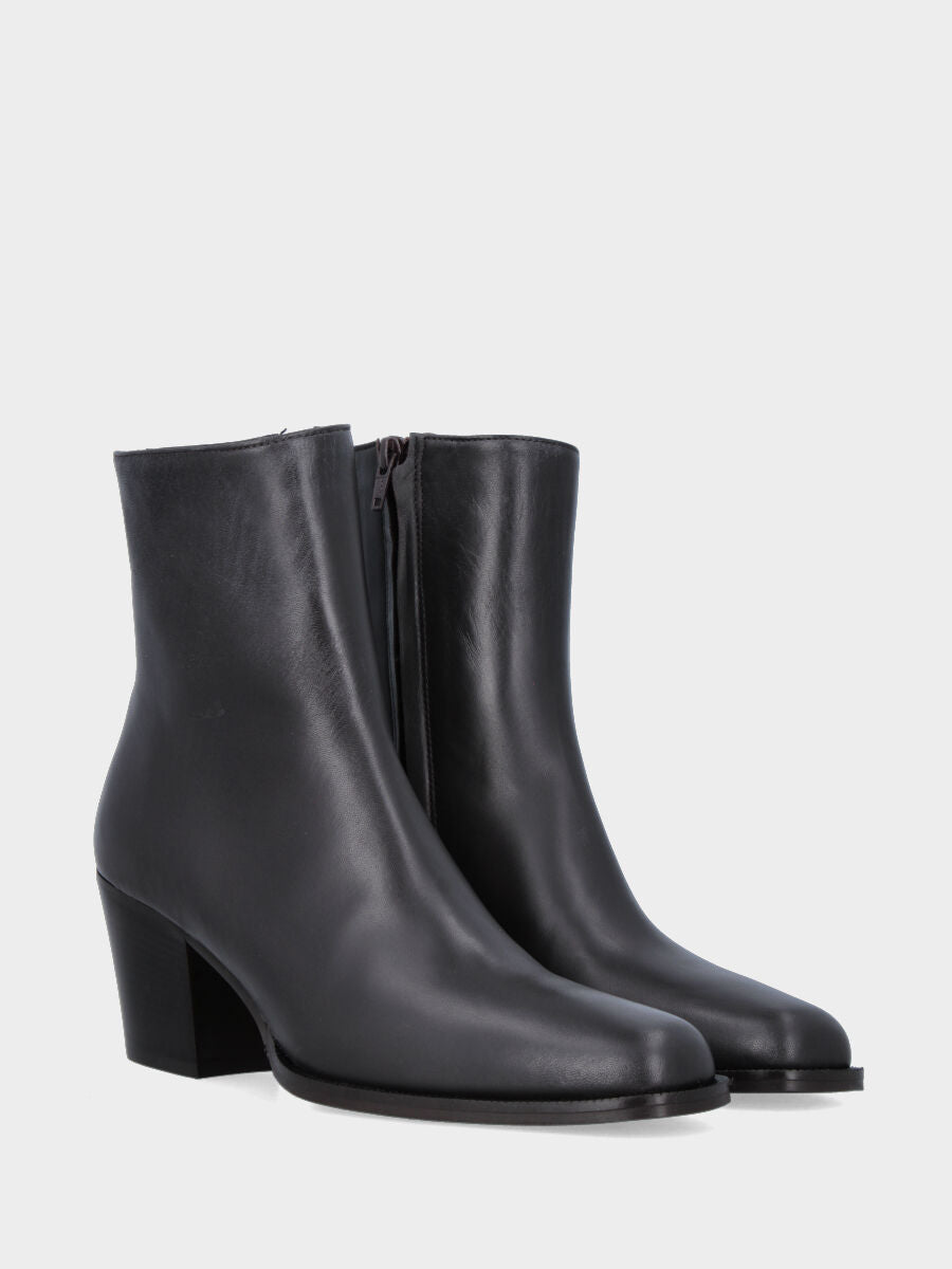 Sandalo monoblocco in vitello rosso con fascia ripiegata