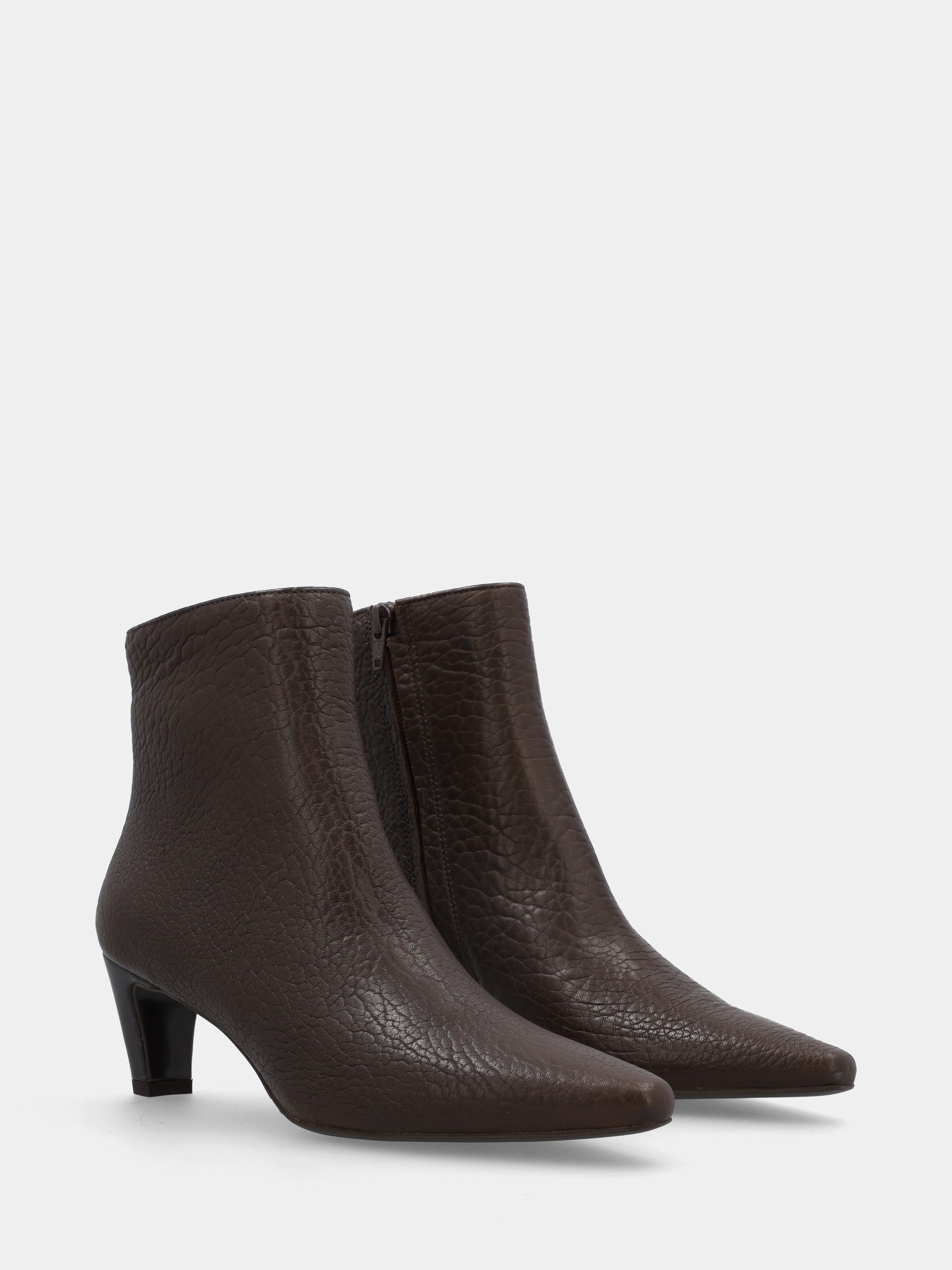 Sandalo monoblocco in vitello rosso con fascia ripiegata