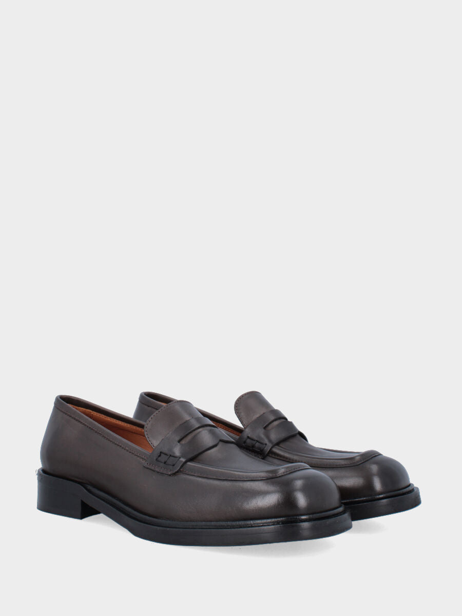 Calfskin moccasin in dark brown with lion mouth mask