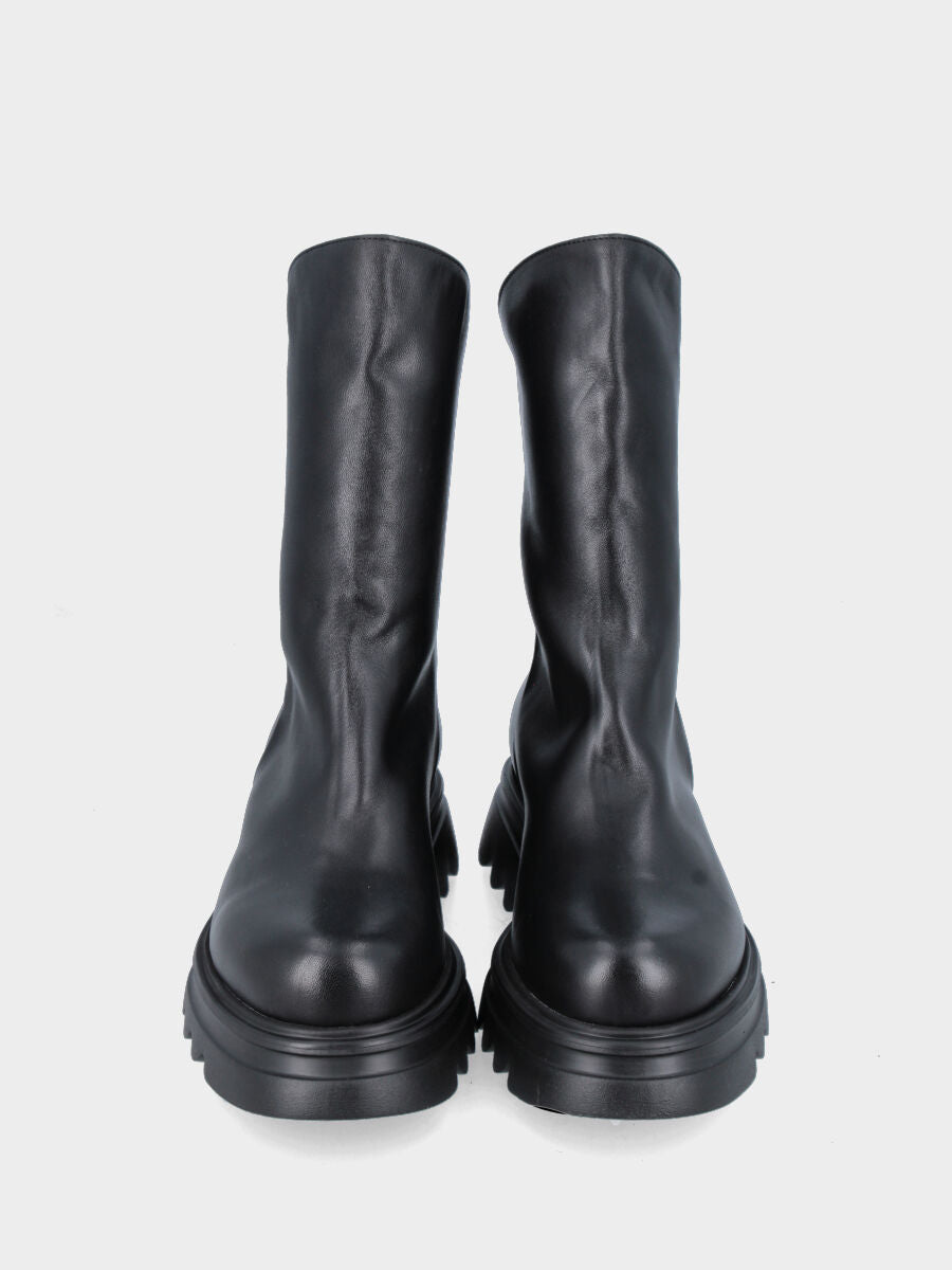 Stivaletto in nappa nera con gambale goffrato e tacco monoblocco