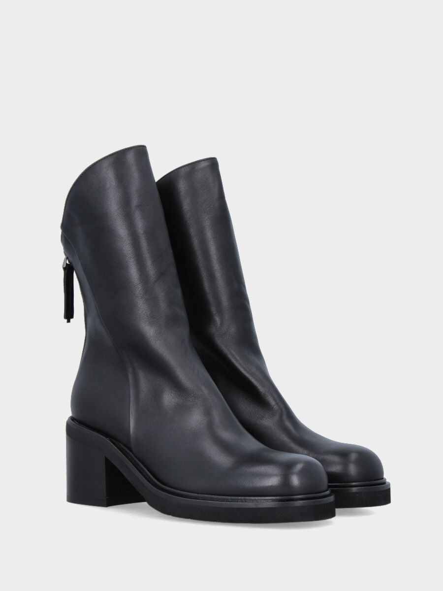 Stivaletto in nappa nera con gambale goffrato