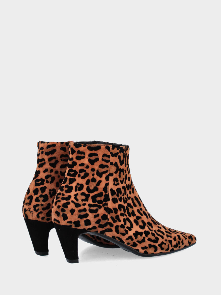 Stivaletto in camoscio leopardato con tacco a coda e punta affusolata