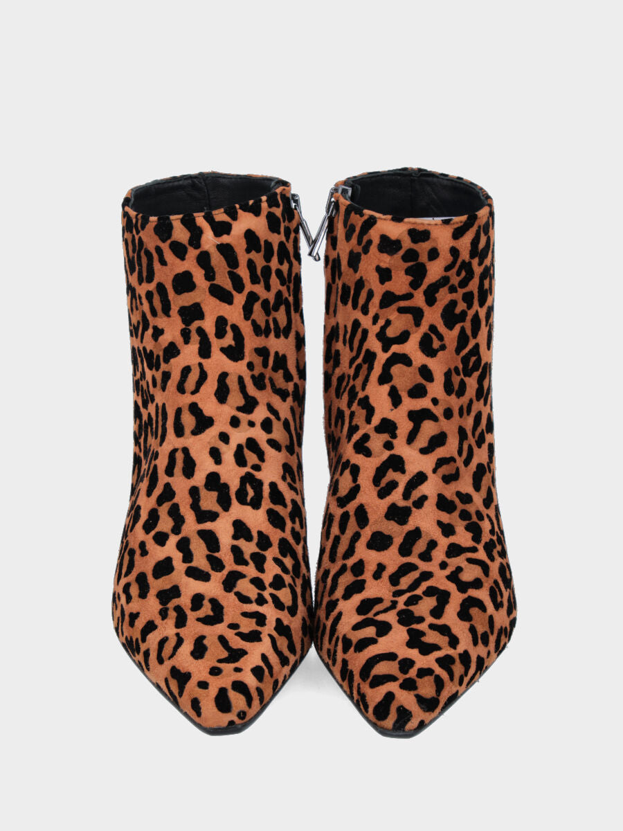 Stivaletto in camoscio leopardato con tacco a coda e punta affusolata