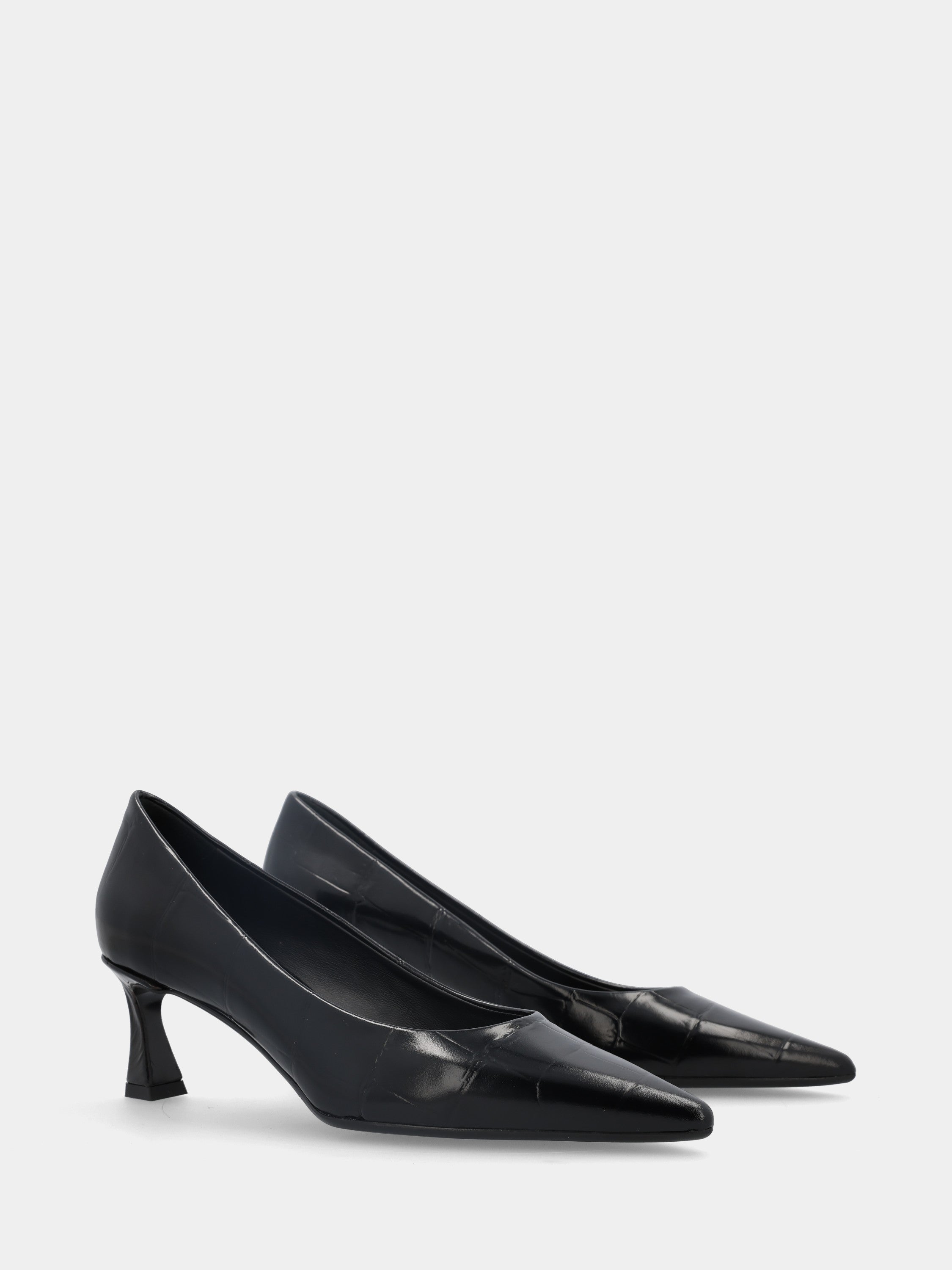 Escarpins en veau noir effet crocodile avec talon bobine