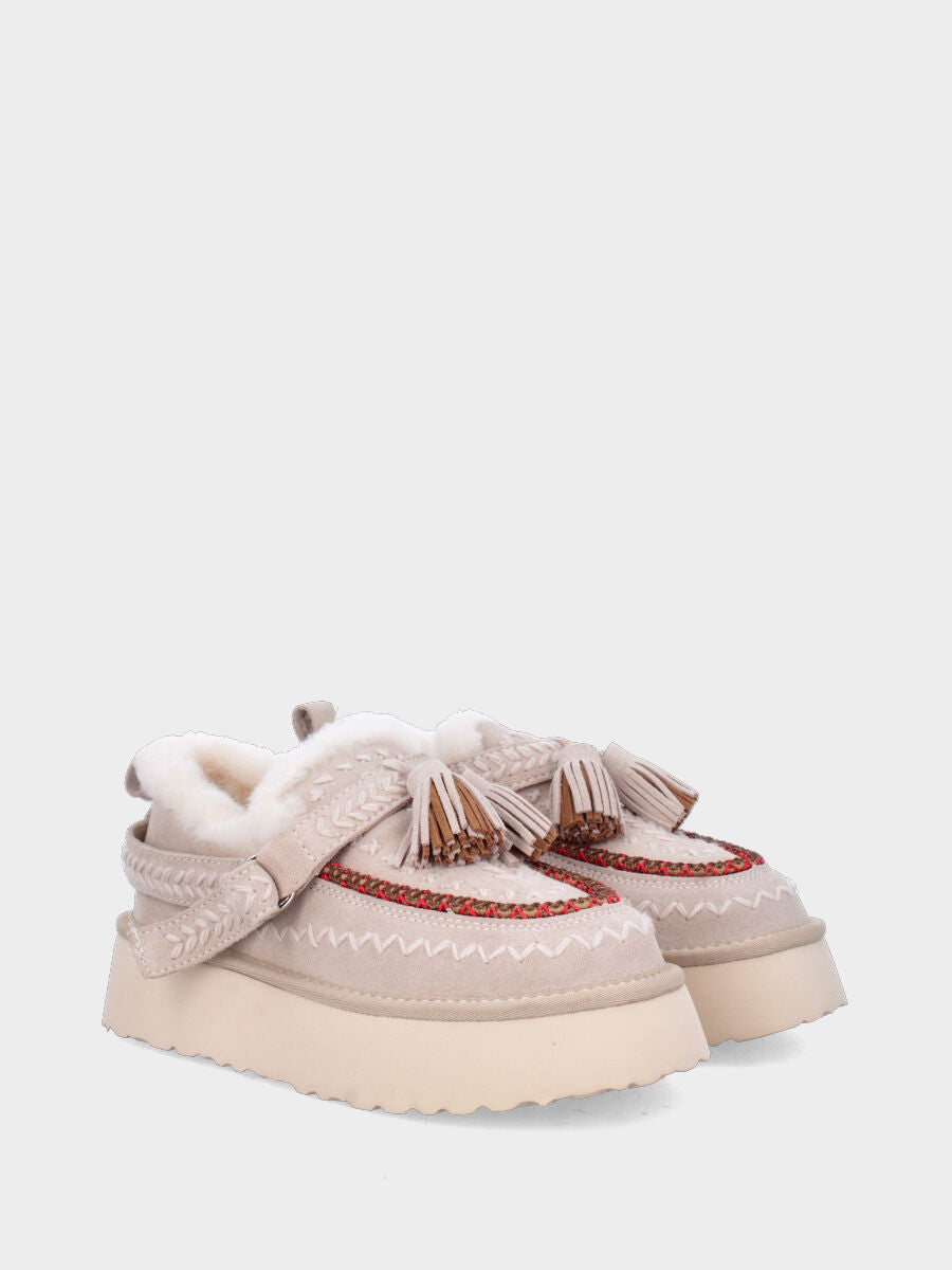 Tronchetto in crosta di montone beige con ricami e nappine sul cinturino