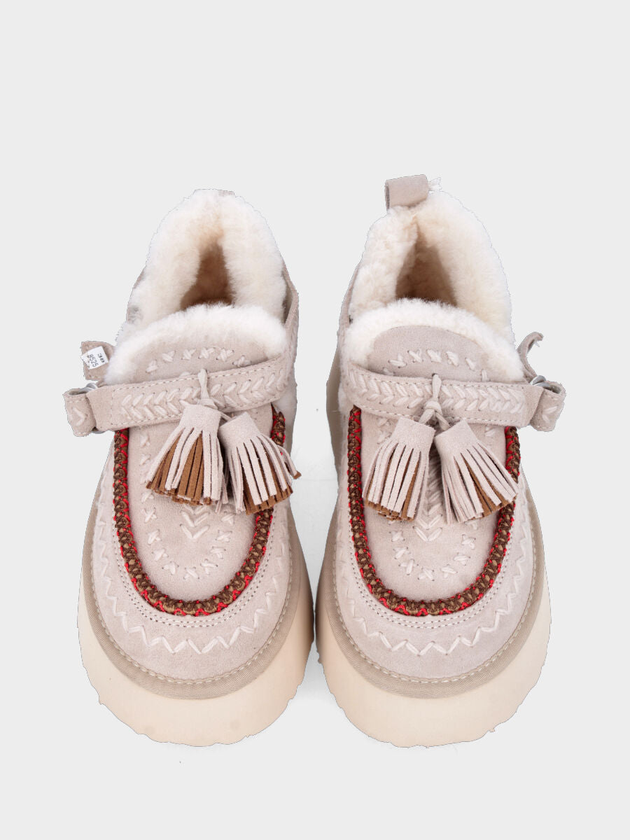 Tronchetto in crosta di montone beige con ricami e nappine sul cinturino