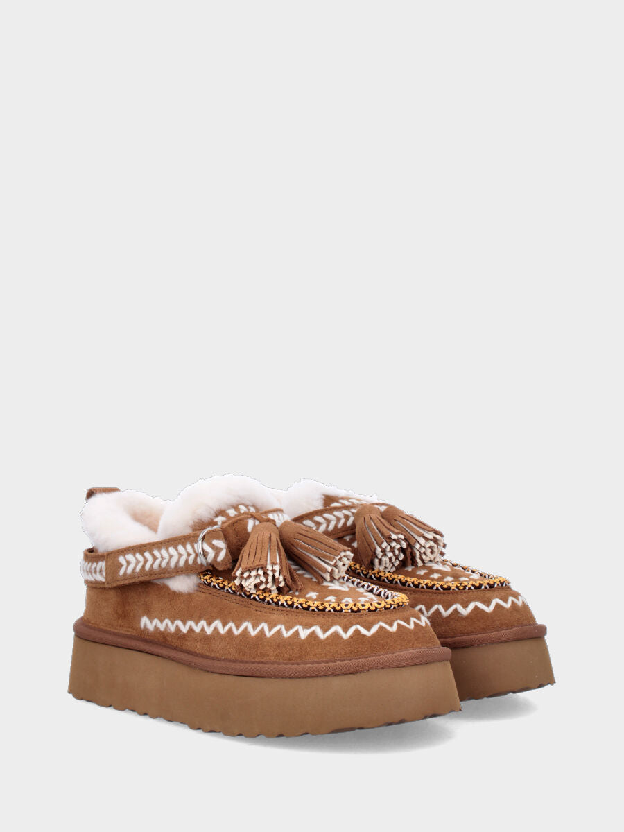 Tronchetto in crosta di montone color cammello con ricami e nappine sul cinturino